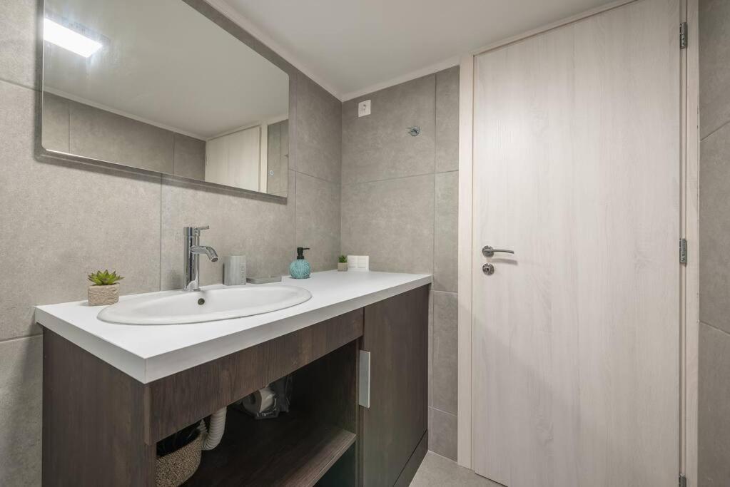 Peacock'S Terrace Apartment Пирея Екстериор снимка